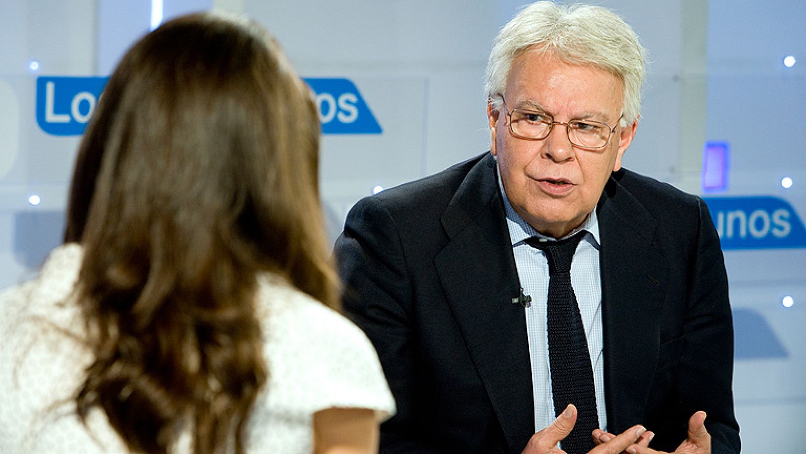 El expresidente del Gobierno, Felipe González, considera que pedir a España que cumpla el objetivo de déficit del 3% para el 2013 o 2014 es un "crimen de lesa ciudadanía" y "algo inasumible" y cree que en Europa "todo el mundo sabe que no lo vamos a cumplir" y que "no es ningún drama". Así lo ha dicho en Los Desayunos de TVE donde ha dicho que, a su juicio, España tiene poca relevancia en Europa. Considera que el presidente del Gobierno, Mariano Rajoy, estuvo "regular" en el último Consejo Europeo, mientras que "Monti actuó divinamente". "Monti conoce el corazón de Europa, la sala de maquinas, algo que le falta al Gobierno español", ha afirmado González, quien considera positivo que la UE separe la recapitalización de los bancos de la deuda soberana. En este sentido ha dicho que le gusta la música del acuerdo del último Consejo "aunque ahora hay que ver la letra".