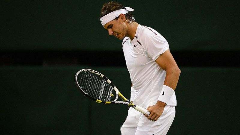 La exhibición 'Alma Nadal' que iba a tener lugar en el estadio Santiago Bernabéu el próximo 14 de julio, con un partido entre Rafa Nadal y Novak Djokovic, ha sido suspendida por una tendinitis en el tendón rotuliano del campeón español que le impide 