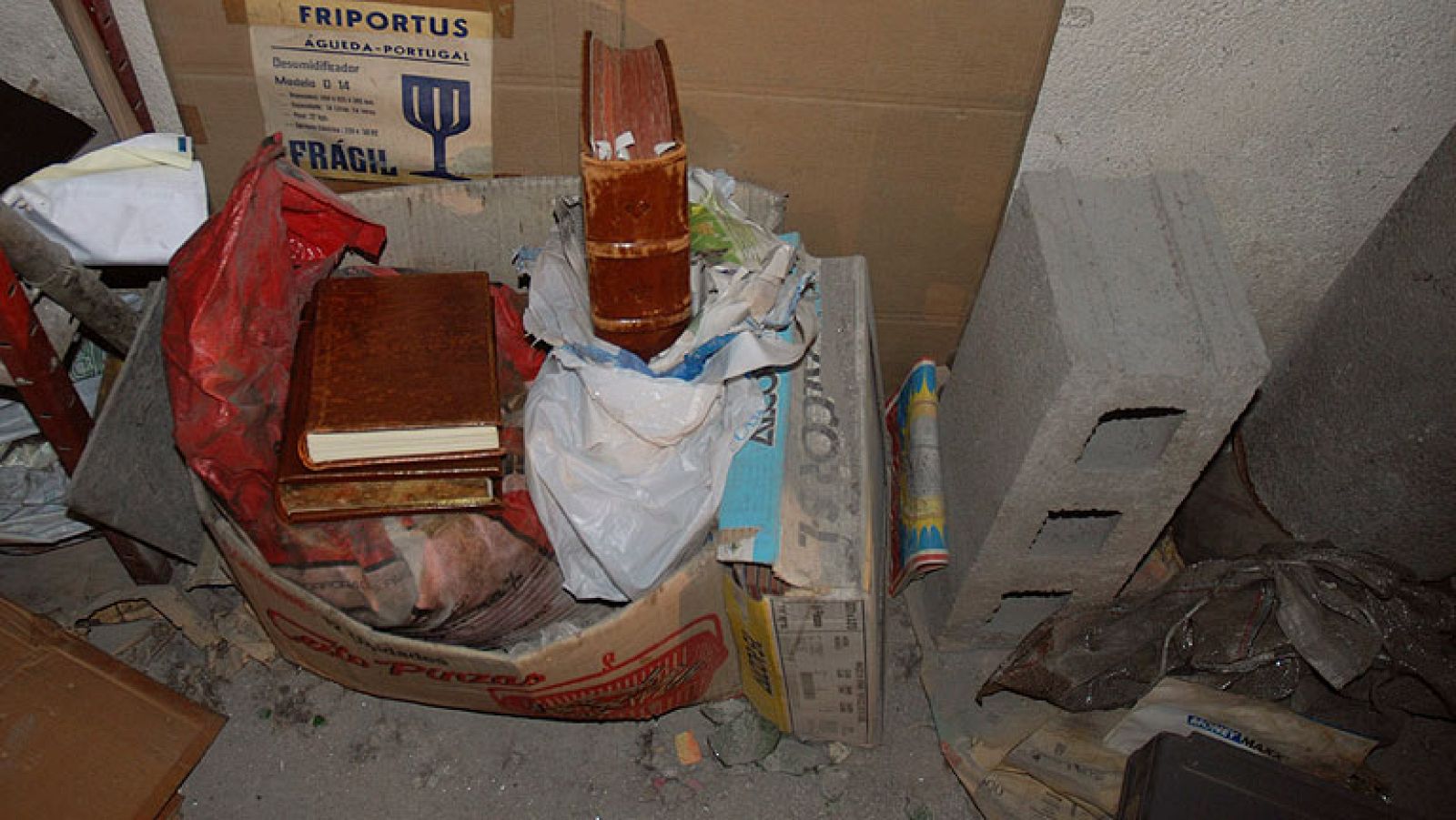 Vídeo en el que se ve a la Polícia descubrir el Códice Calixtino - La tarde en 24h | Ver