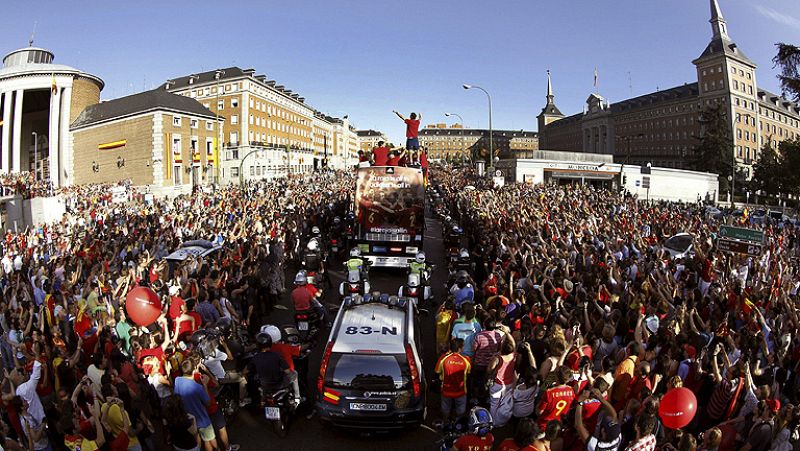 La selección española se dio un baño de masas histórico en Madrid, que volvió a volcarse con la Roja. Así lo vivimos en RTVE.es.