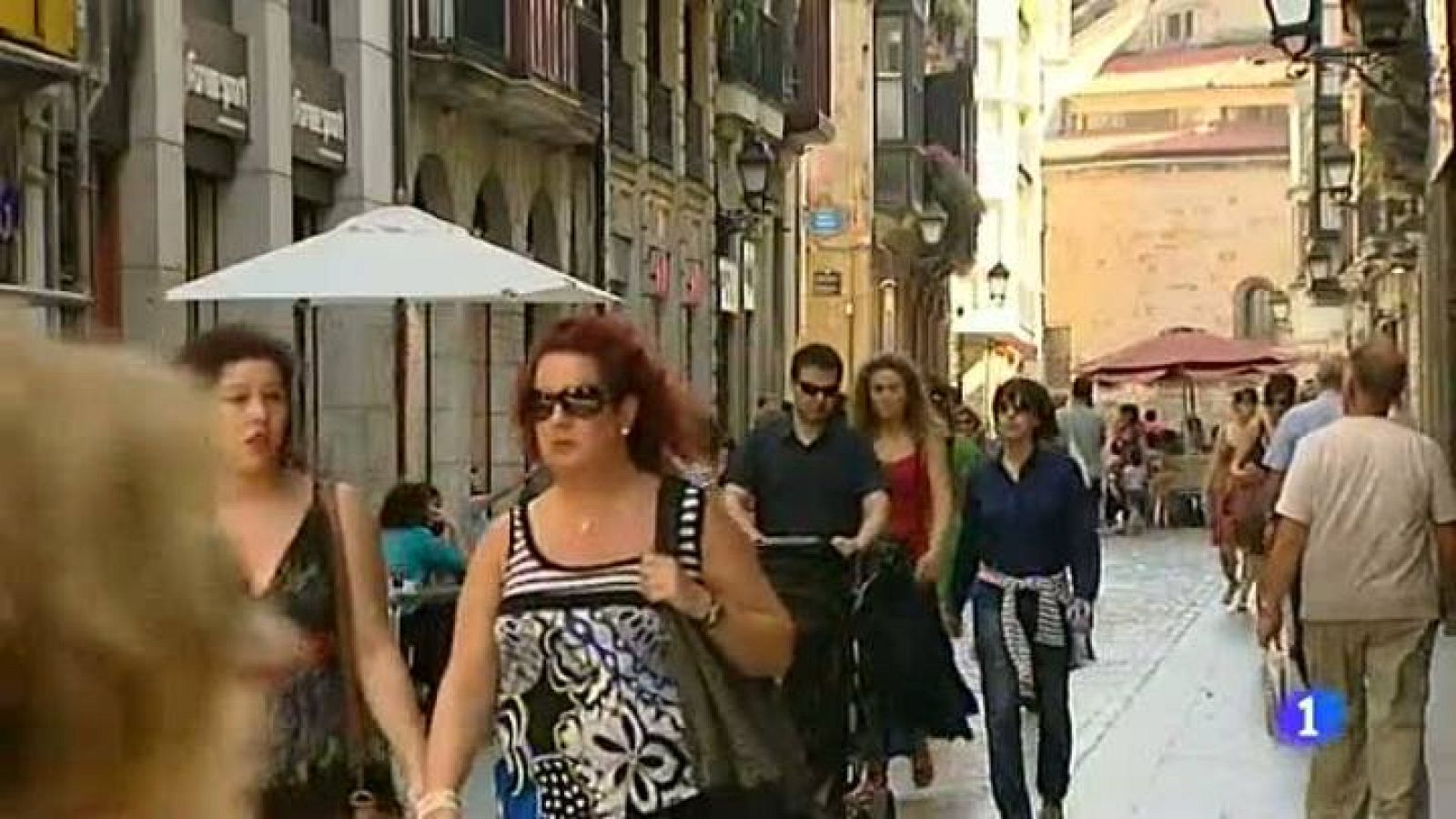 Uno de cada dos españoles piensa que España no va a necesitar un rescate de Europa.Es una de las conclusiones del último barómetro del Instituto Elcano, que se hizo antes de la petición de ayuda europea a la banca.  Los encuestados coinciden en que la ayuda de la UE a la banca es un paso para la recuperación de la economía. Un 40% de la población está a favor del rescate a los bancos españoles con problemas y cerca de un 85% tiene la sensación de que la Unión Europea está estancada en la salida de la crisis 