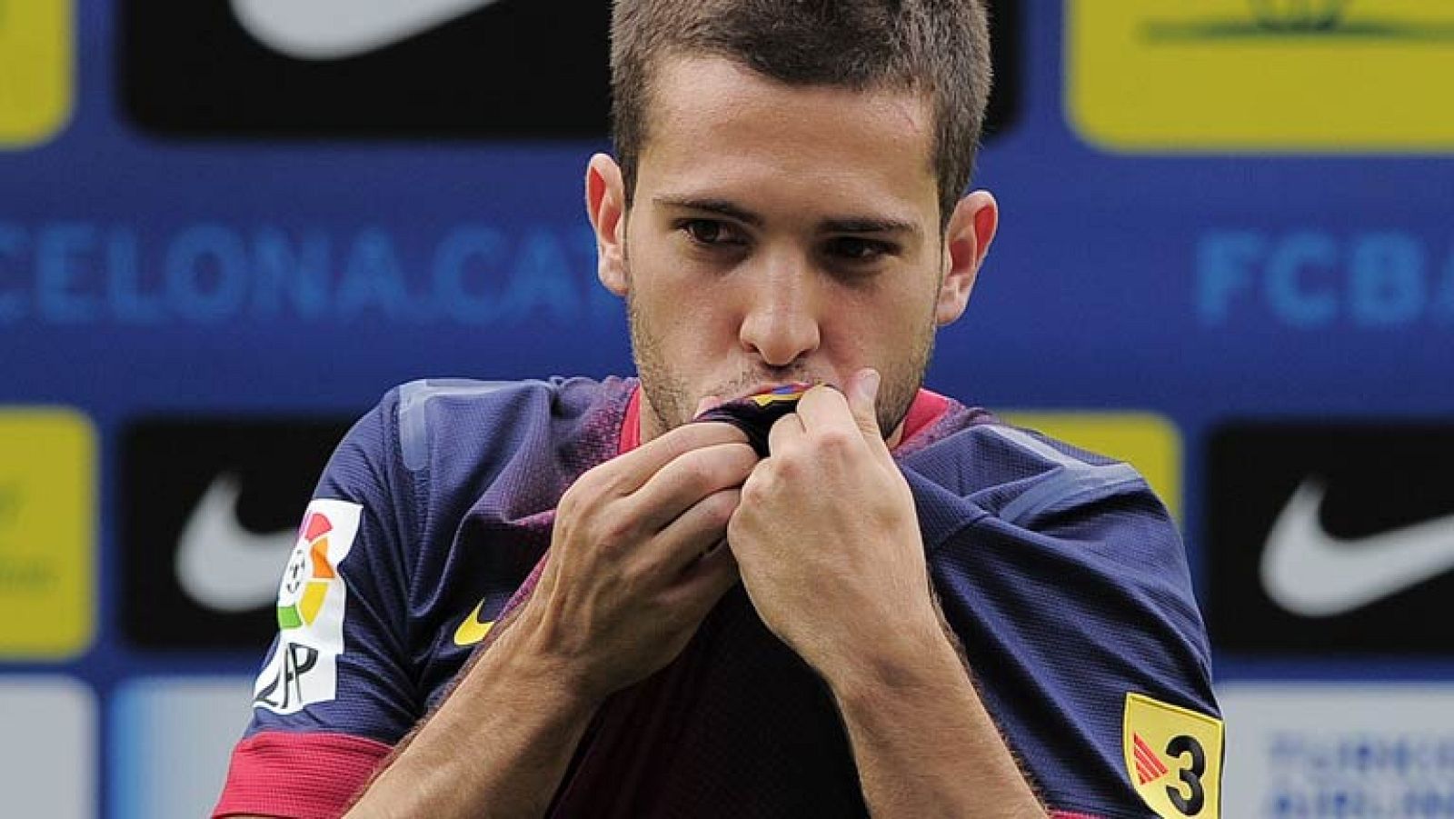 Jordi Alba ya viste la camiseta del Barça | Ver