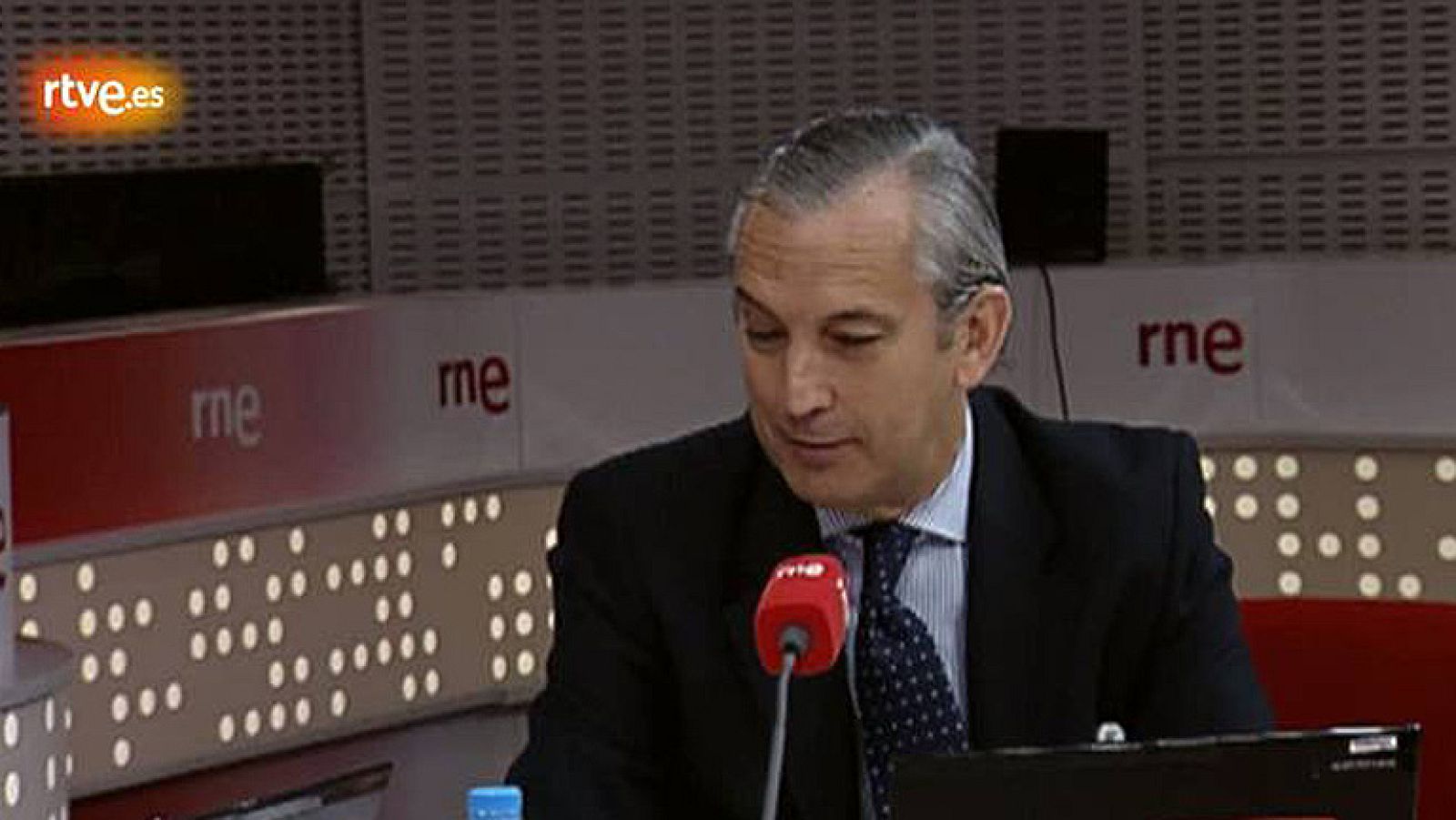 El Director General de la Guardia Civil, Arsenio Fernández de Mesa, ha asegurado hoy en Radio Nacional que los mineros no pueden llegar "a los extremos a los que están llegando". Ha dicho que desde que empezó el conflicto hay heridos 60 guardias civiles y ha añadido que la Guardia Civil no está "para perseguir a trabajadores y manifestantes". Fernández de Mesa también ha expuesto su opinión sobre ETA: "Yo no me fio hasta que no entreguen las armas y no hayan dicho definitivamente que se disuelven, a partir de ahí podremos creerles".