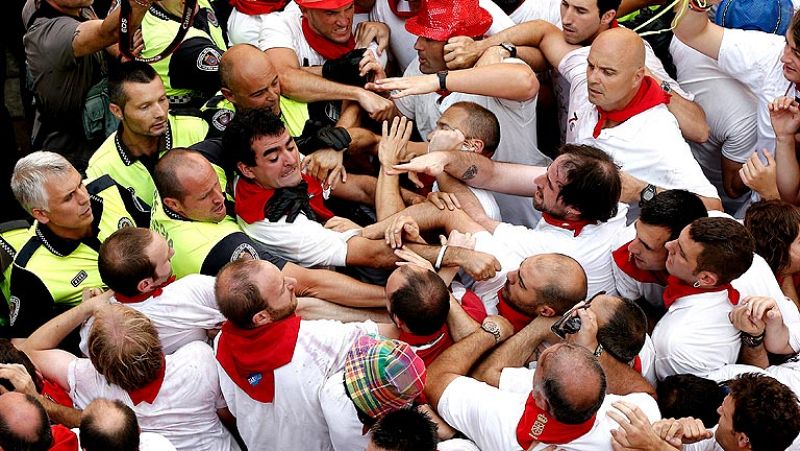 Un grupo de violentos impide la celebración del Riau riau