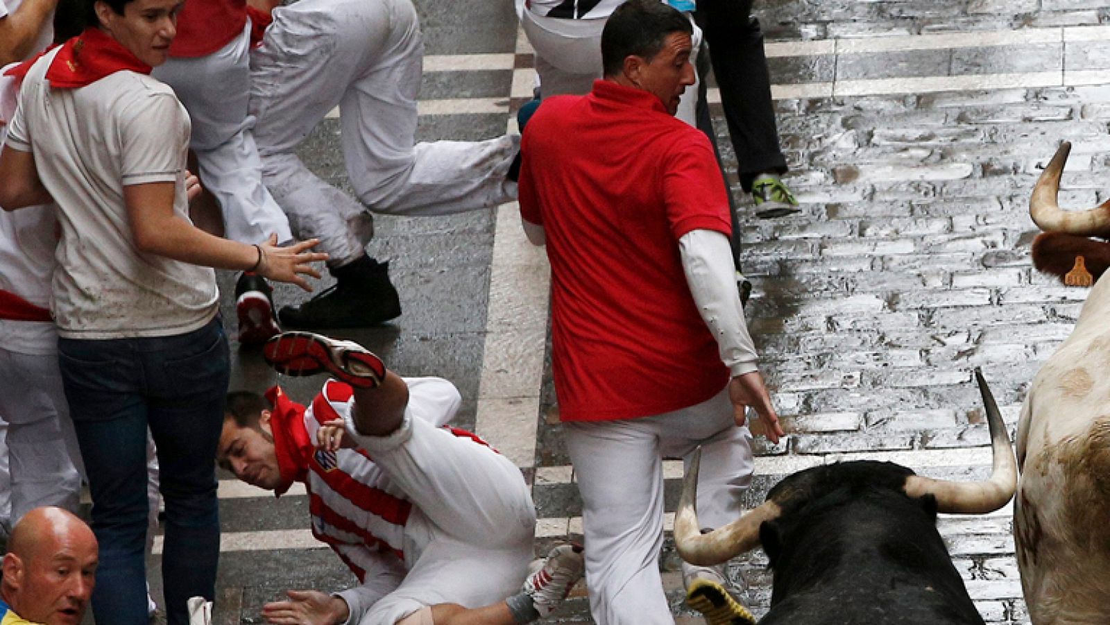 Un herido por asta de toro en el primer encierro de San Fermín