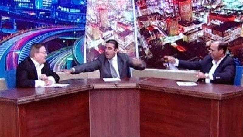 Un político jordano amenaza a su oponente con un revólver
