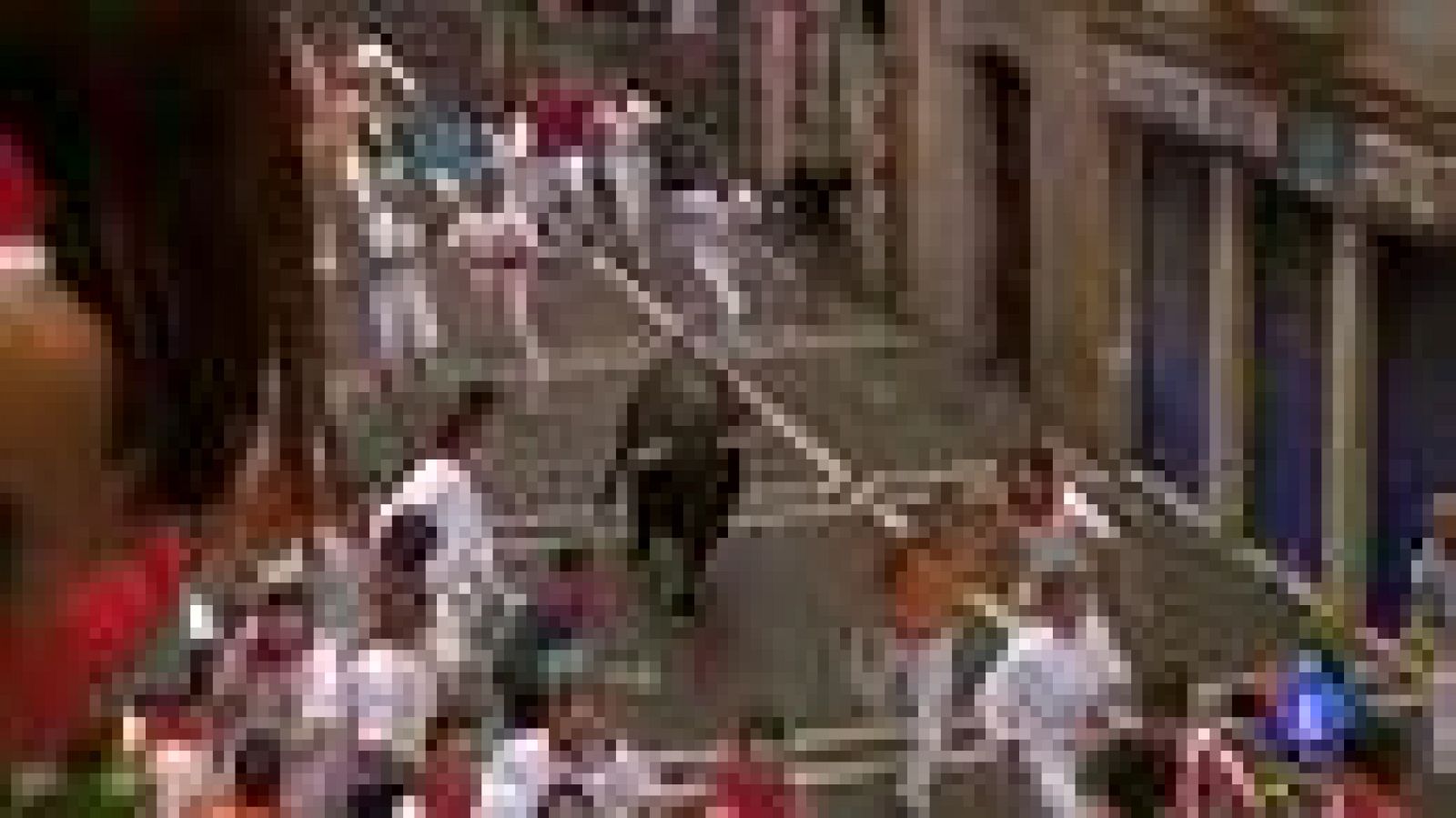 San Fermín: 'Navajito' se va contra los mozos antes de llegar al Ayuntamiento | RTVE Play