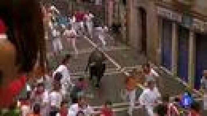 San Fermín - 'Navajito' se va contra los mozos antes de llegar al Ayuntamiento
