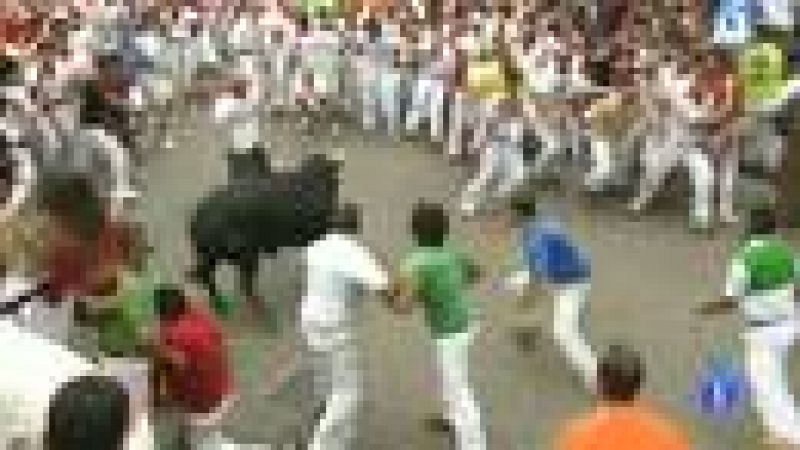 Elmorlaco de 545 kilos de Cabada Gago ha protagonizado el terer encierro de San Fermín, con un balance de tres heridos por asta de toro, tras quedar rezagado en el tramo de Telefónica y el Callejón.