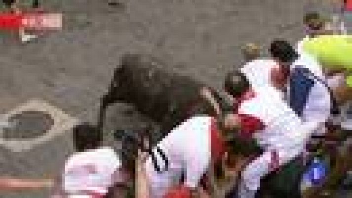 San Fermín - 'Fugado' cornea a otro mozo en el callejón