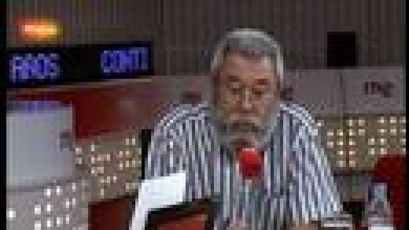 El secretario general de UGT, Cándido Méndez, ha señalado que la "torpeza" del Gobierno ha convertido el conflicto de los mineros en un "símbolo" de la crisis. "La población se siente muy identificada porque ya son muchos los recortes y no se ve la luz", ha añadido en una entrevista en Radio Nacional de España (RNE). En la semana en la que los mineros terminarán en Madrid su "marcha negra", Méndez ha pedido al Ejecutivo de Mariano Rajoy que reconsidere su posición en torno a los recortes que afectan al sector. "Espero que se sienten a negociar y dejen de ver el conflicto como algo mediático", ha dicho.