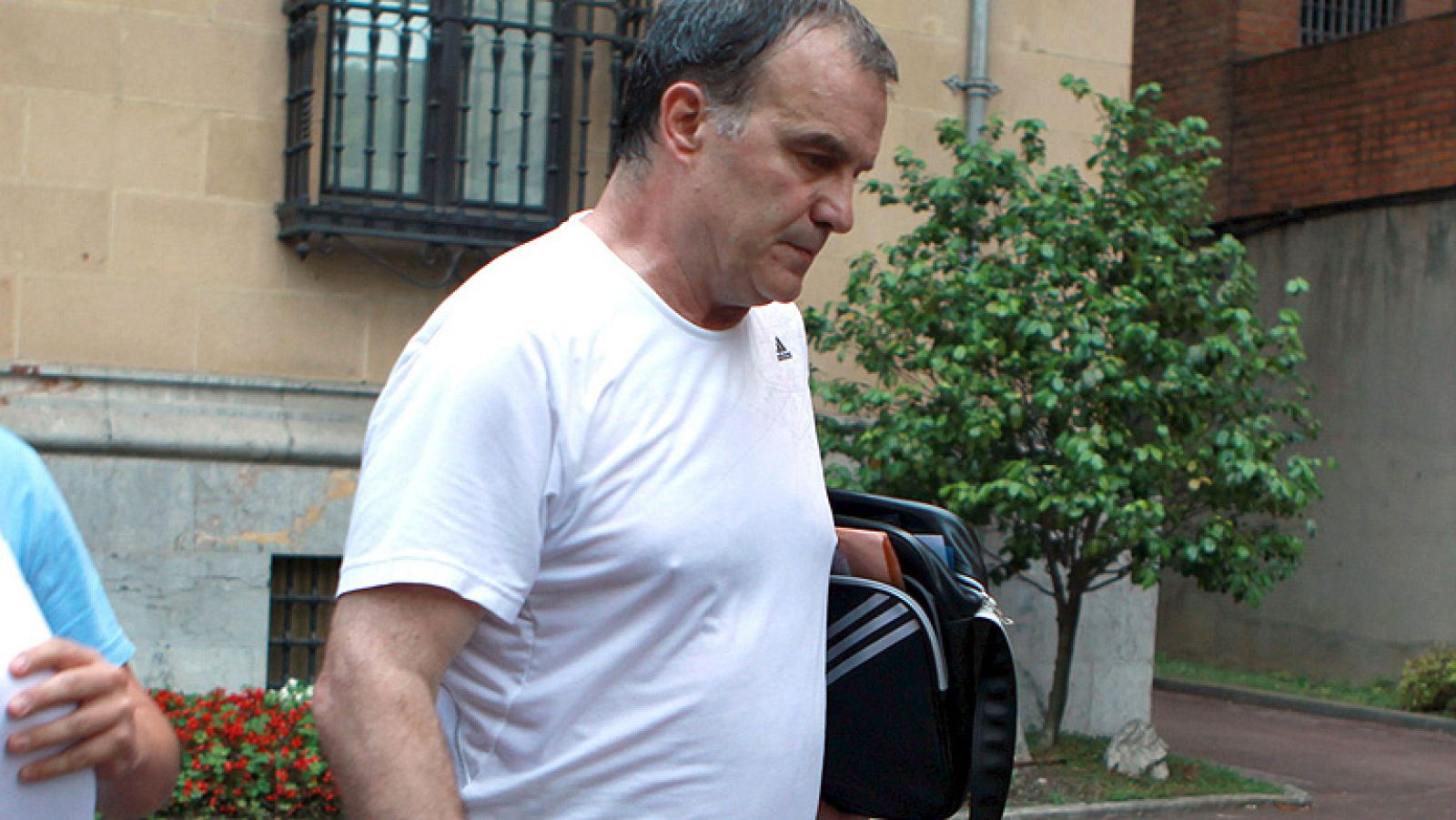 El entrenador del Athletic Club, Marcelo Bielsa, se ha reafirmado en sus palabras y, aunque ha confirmado su continuidad al frente del club vasco, ha indicado a través de un comunicado que la relación con el club ha cambiado.