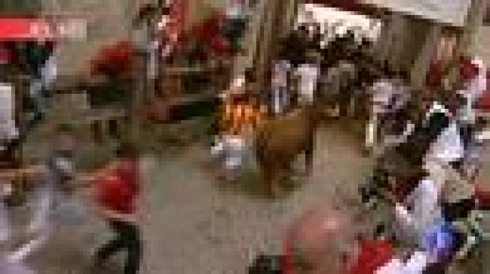 San Fermín - Un mozo se cae a la entrada del callejón y logra meterse en la escapada