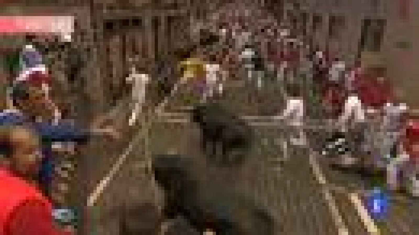 Un mozo casi es empitonado por un morlaco en la curva de Estafeta | Ver