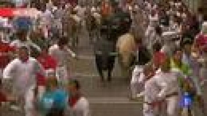 San Fermín - Dos morlacos de Fuente Ymbro se empotran en la curva de Estafeta
