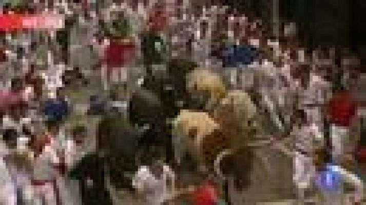 San Fermín - La manada pisotea a un mozo en la calle Estafeta