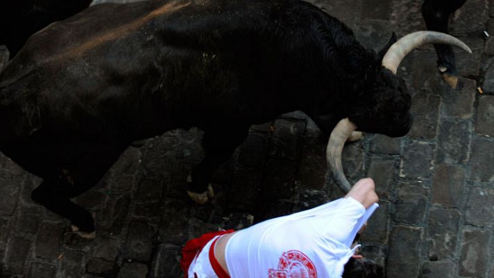 Un Victoriano roza con sus pitones el costado de un mozo