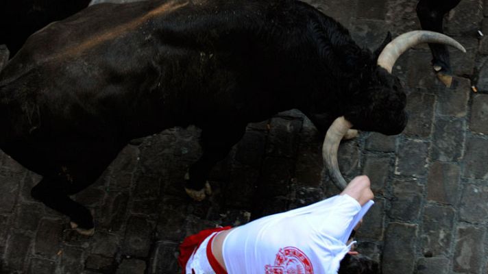 San Fermín - Un Victoriano roza con sus pitones el costado de un mozo