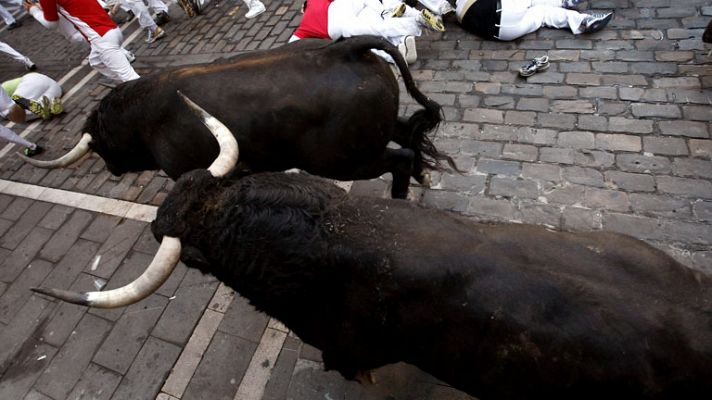 Dos toros de Victoriano aceleran y rompen la manada en Estafeta