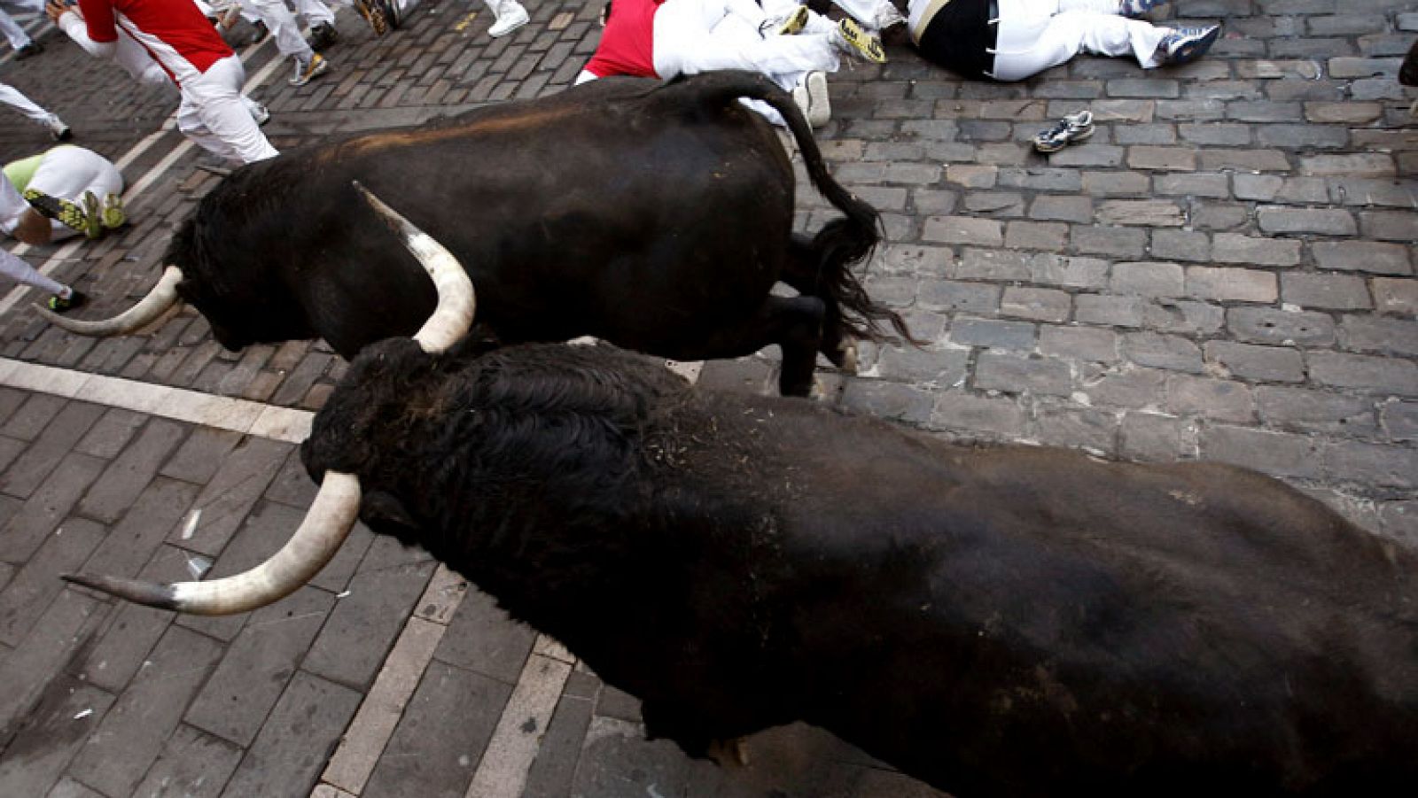 Dos toros de Victoriano aceleran y rompen la manada en Estafeta