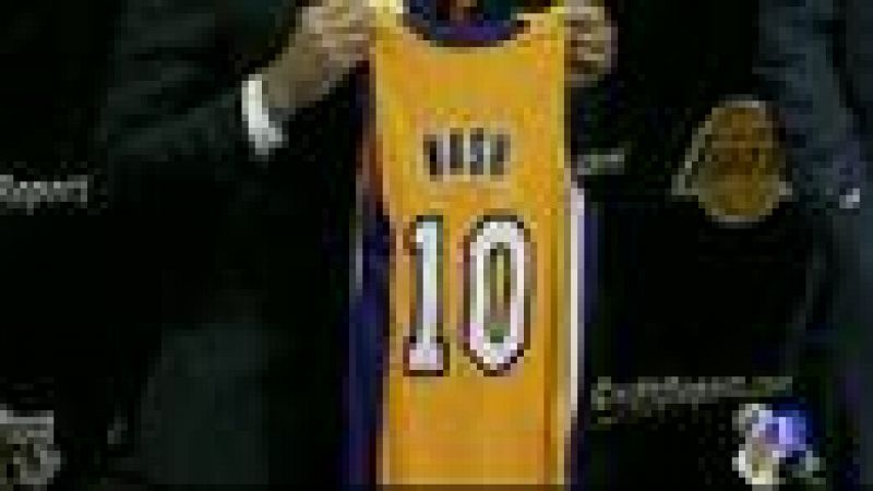  El nuevo fichaje de los Lakers, el base Steve Nash, llevará el número 10 en su camiseta en honor a Messi. Ha dejado su número de siempre, el 13, y ha cogido el del futbolista argentino al que admira.