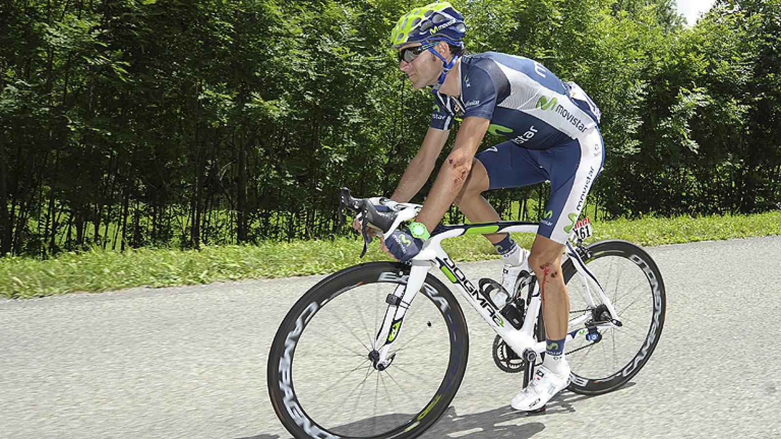 Alejandro Valverde y Juanjo Cobo no se pierden los encierros de San Fermín antes de bajar a desayunar. Hoy toca comer bien porque es una de esas etapas que el murciano tiene marcada en rojo.
