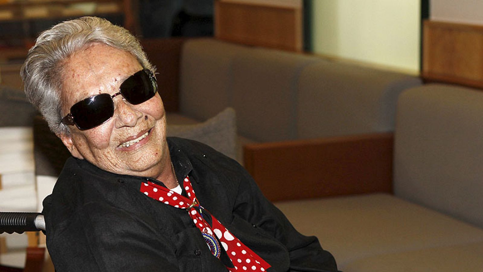 Chavela Vargas permanece en el hospital aunque está "bien y consciente" | Ver