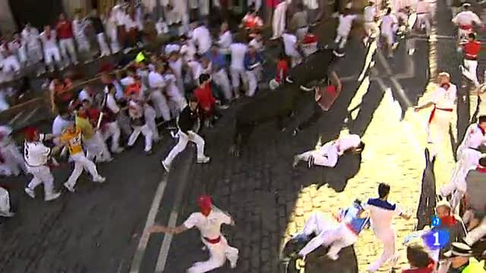 Los dos toros destacados arrollan a dos mozos en el Ayuntamiento