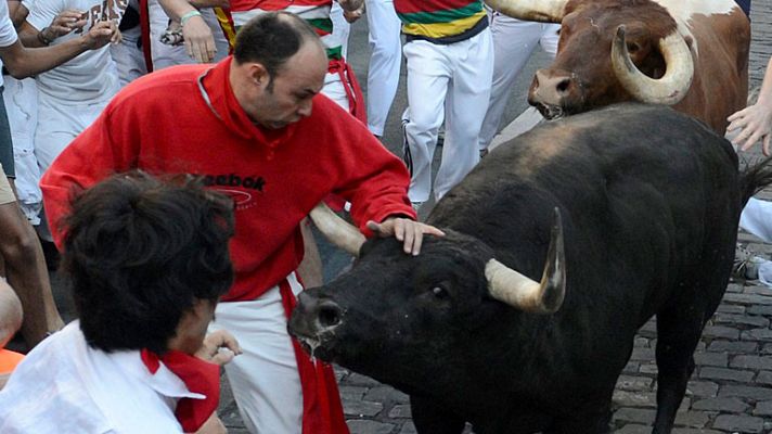 Un mozo casi es corneado en la entrada al callejón