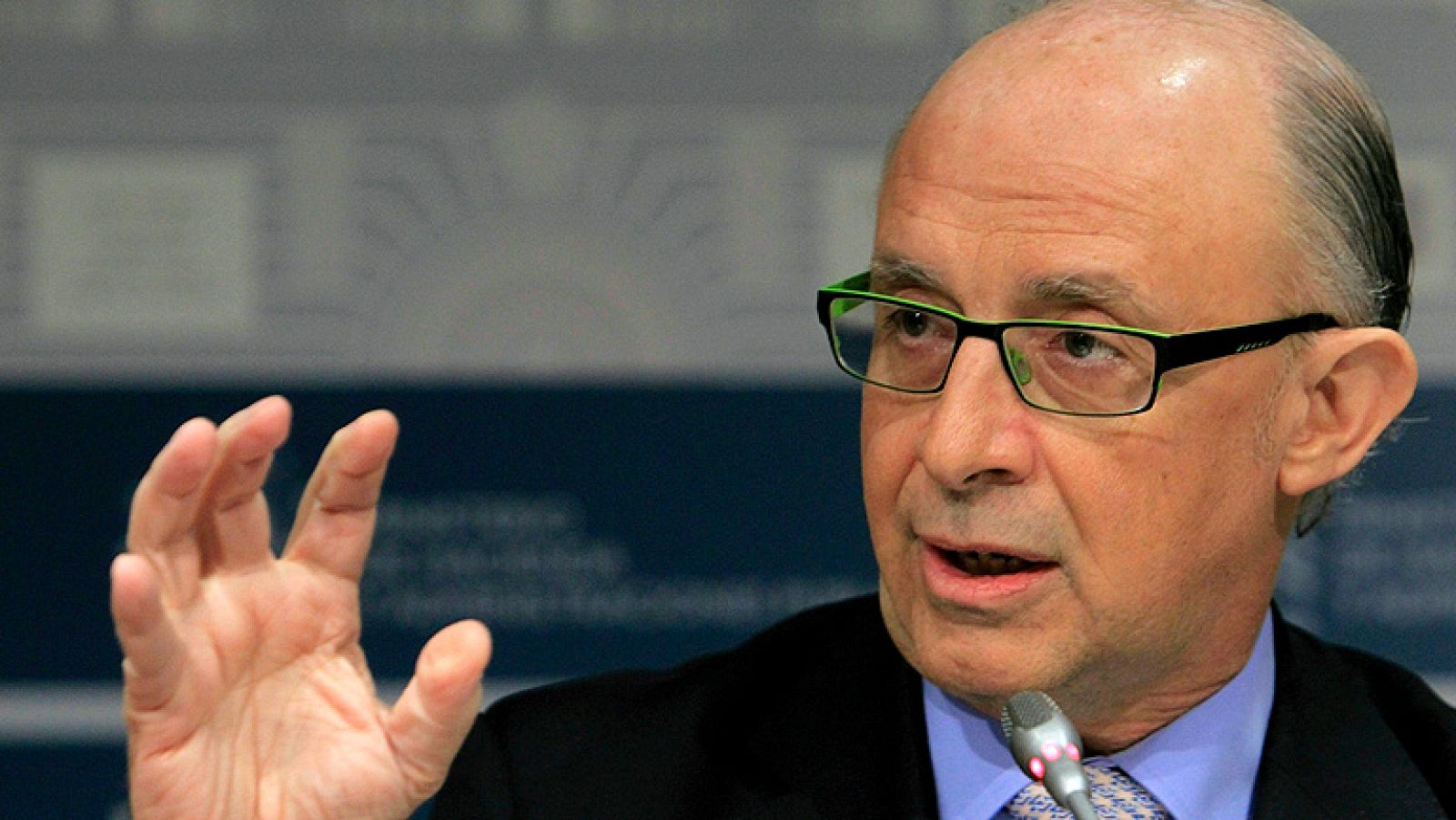 Además de la reducción de la paga extra de Navidad de 2012 a los funcionarios, que se les compensará en su plan de pensiones en 2015, el Gobierno ha rebajado de seis a tres los días moscosos (de libre disposición) y ha suprimido los canosos (de libre disposición según antigüedad). Así lo ha anunciado el ministro de Hacienda y Administraciones Públicas, Cristobal Montoro, en la conferencia de prensa posterior al Consejo de Ministros, donde ha señalado que este baremo es "muy parecido" al que tienen los convenios laborales privados. Montoro ha explicado en que uno de los objetivos del Gobierno es equiparar la función pública con el sector privado.