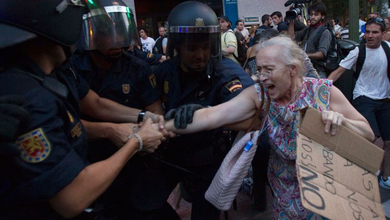 PROTESTAS POR LOS RECORTES DEL GOBIERNO