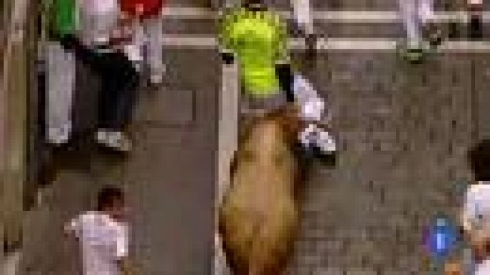 San Fermín - El animal rojizo casi cornea el brazo a un mozo de verde