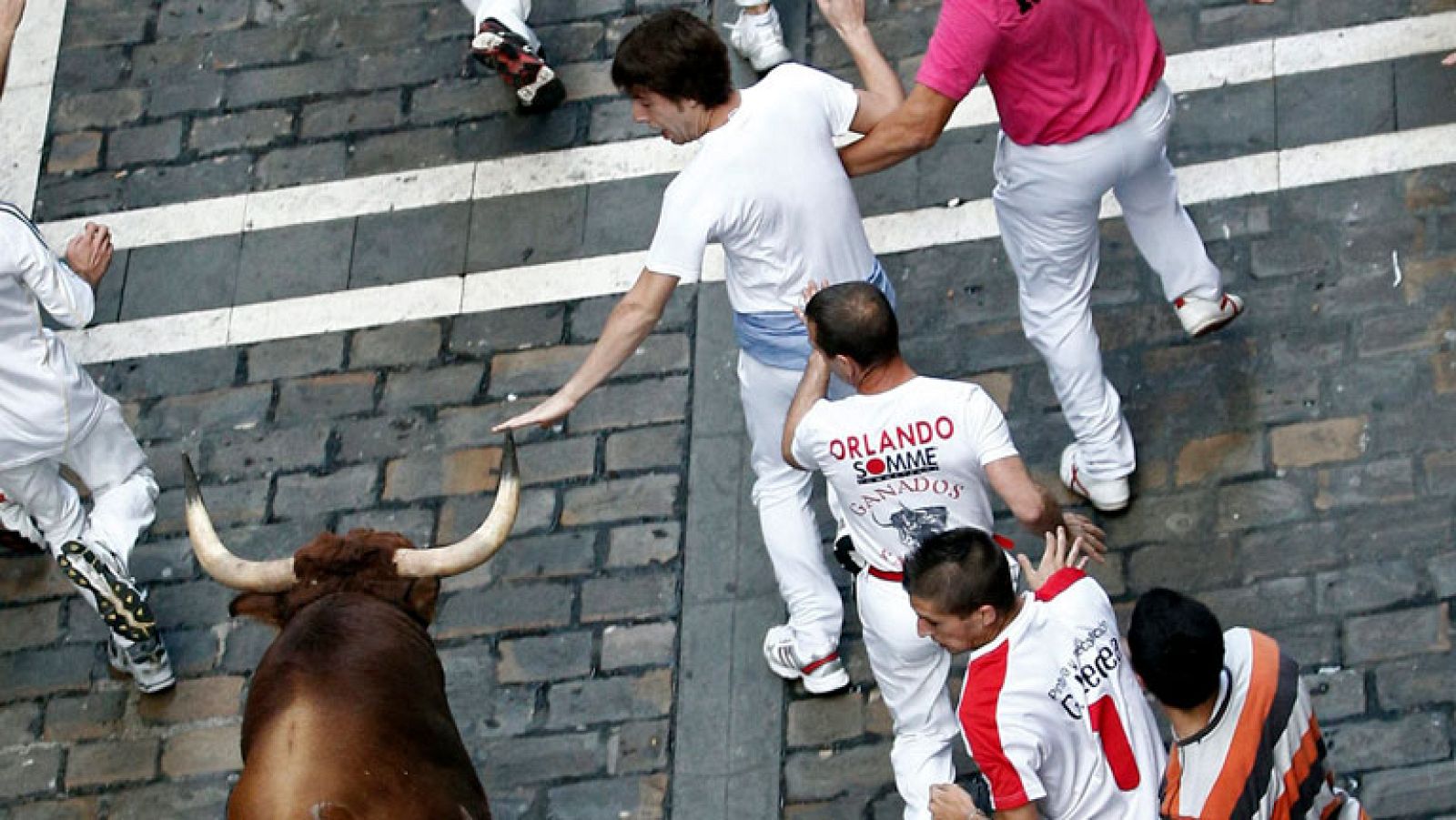 El toro 'colorao' casi empitona a un mozo en Estafeta | Ver