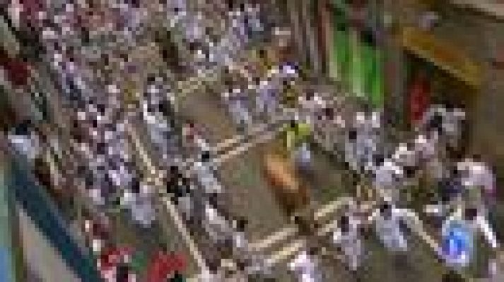 San Fermín - El toro 'colorao' casi empitona a un mozo en Estafeta