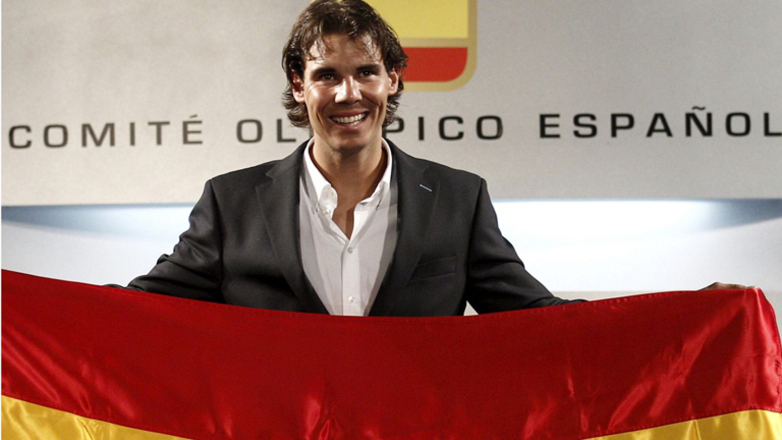 El abanderado español en los Juegos Olímpicos de Londres, el  tenista Rafael Nadal, ha recibido este sábado la bandera que portará  en la ceremonia de inauguración de la cita olímpica el próximo 27 de  julio.