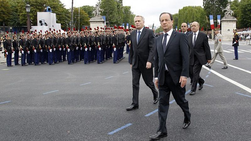 François Hollande preside su primer desfile militar