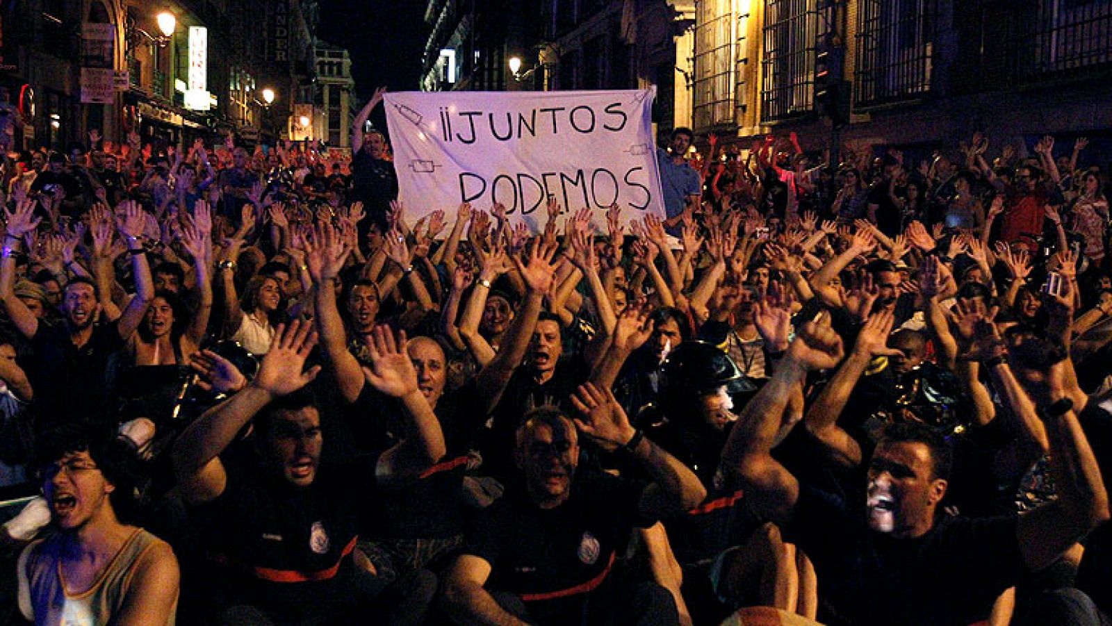 Cientos de funcionarios salen a la calle para protestar contra los recortes