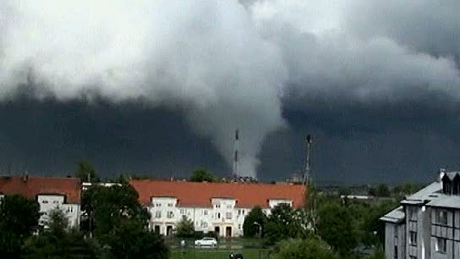 Una ola de tornados causa al menos un muerto en Polonia