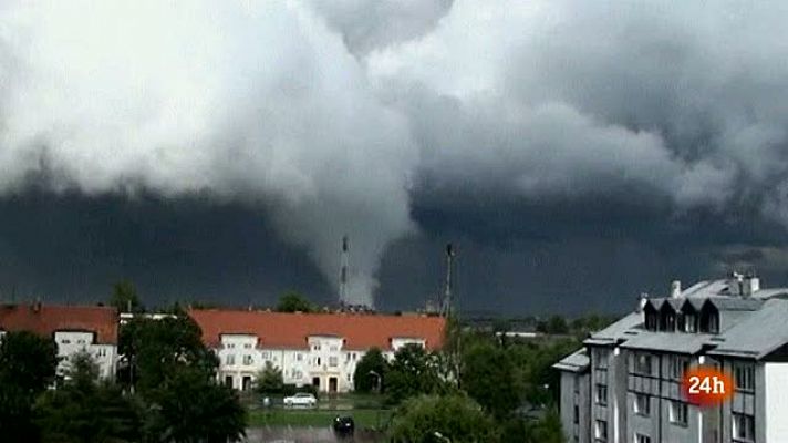 Telediario 1 - Una ola de tornados causa al menos un muerto en Polonia