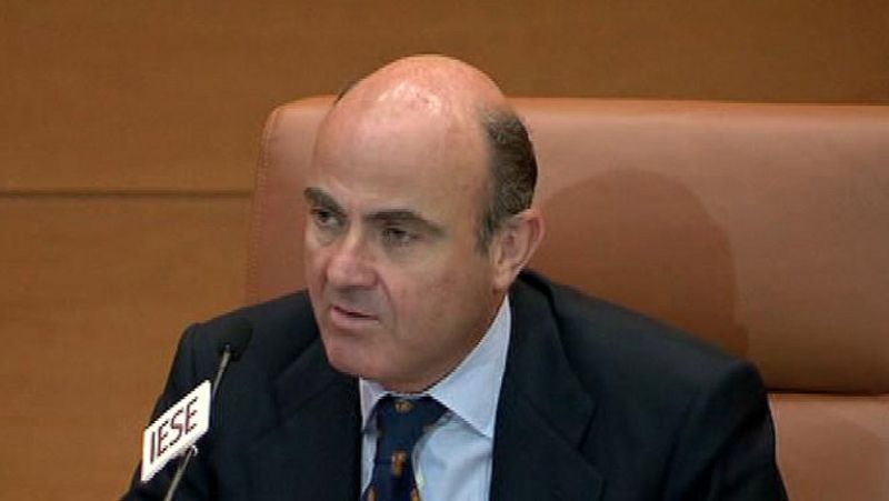 De Guindos pide a los directos de las grandes empresas que se bajen el sueldo 