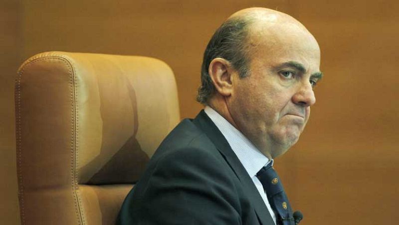 De Guindos pide a los directivos que cotizan en el Ibex 35 que se rebajen los sueldos