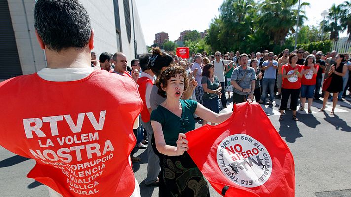 Trabajadores de Canal 9 ocupan el plató de informativos y protestan en directo contra el ERE
