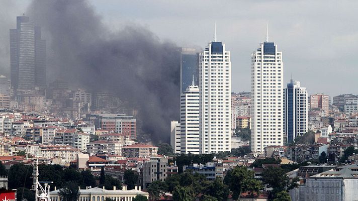  - Incendio en la Torre Polat de 42 plantas en el centro de Estambul