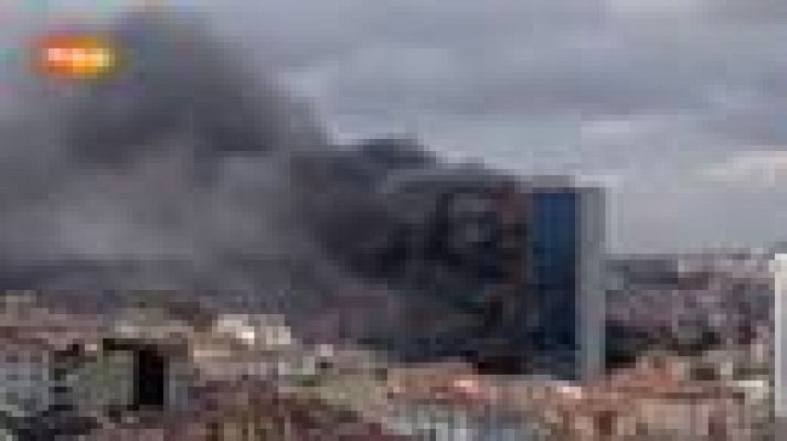 Incendio en la Torre Polat de 42 plantas en el centro de Estambul