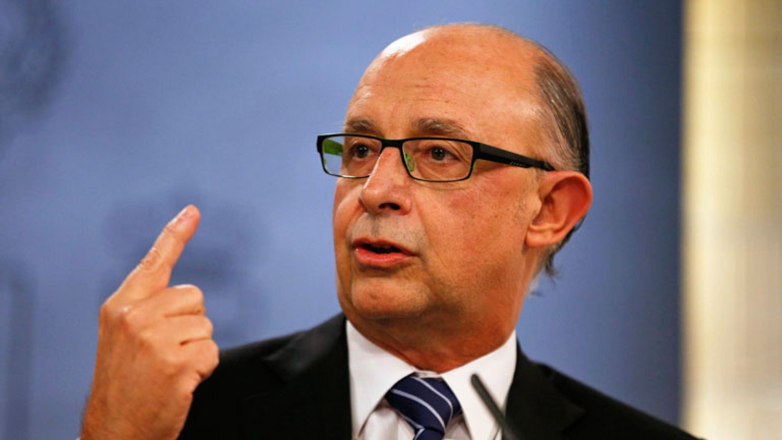 El ministro de Hacienda y Administraciones públicas, Cristobal Montoro, ha anunciado en la sesión del control del Senado, que los funcionarios que cobren menos de 962 euros mensuales quedan fuera del ajuste de la pasada semana aprobado por el Gobierno en el que, entre otras medidas, se suprimía la paga extra de Navidad a los funcionarios.En la sesión de control al Gobierno en el Senado, Montoro ha destacado que esta cantidad representa 1,5 veces el Salario Mínimo Interprofesional (641,4 euros).Montoro ha subrayado que las últimas medidas del Gobierno suponen pedir un esfuerzo adicional a los españoles, que, en su opinión, "merecerá la pena".