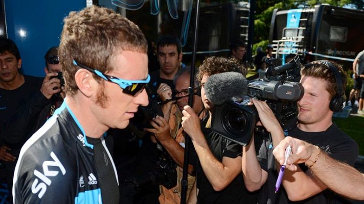 Telediario 1 - Bradley Wiggins, líder del Tour, recibe a través de RTVE un regalo de Miguel Indurain