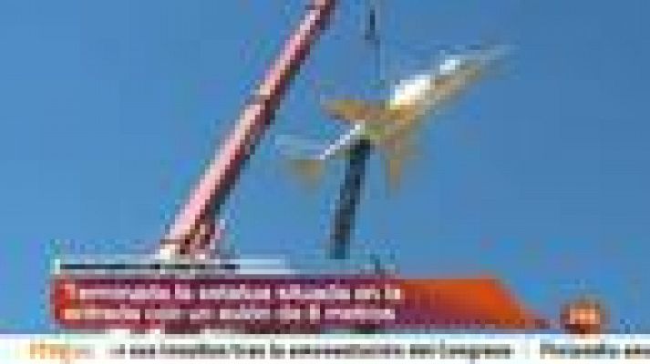  - Un avión de acero inoxidable remata escultura en la entrada al aeropuerto de Castellón