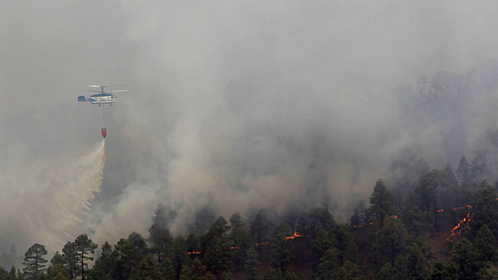 La dirección del Plan Canario de Protección Civil y Atención de Emergencias por Incendios Forestales (INFOCA) ha decidido la evacuación del municipio de Vilaflor, en el que viven unos 1.800 vecinos, ante el avance del incendio forestal por el flanco este.La evacuación de los vecinos se está realizando por la carretera del municipio de Granadilla y los desalojados serán instalados en un albergue que se ha habilitado en un pabellón deportivo en este municipio,según ha informado el Gobierno de Canarias.El incendio que el pasado domingo se inició en una zona de huertas del municipio tinerfeño de Vilaflor ha entrado en el de La Orotava y en el Parque Nacional del Teide, han informado fuentes municipales, las cuales han indicado que las llamas bordean el Llano de Ucanca.