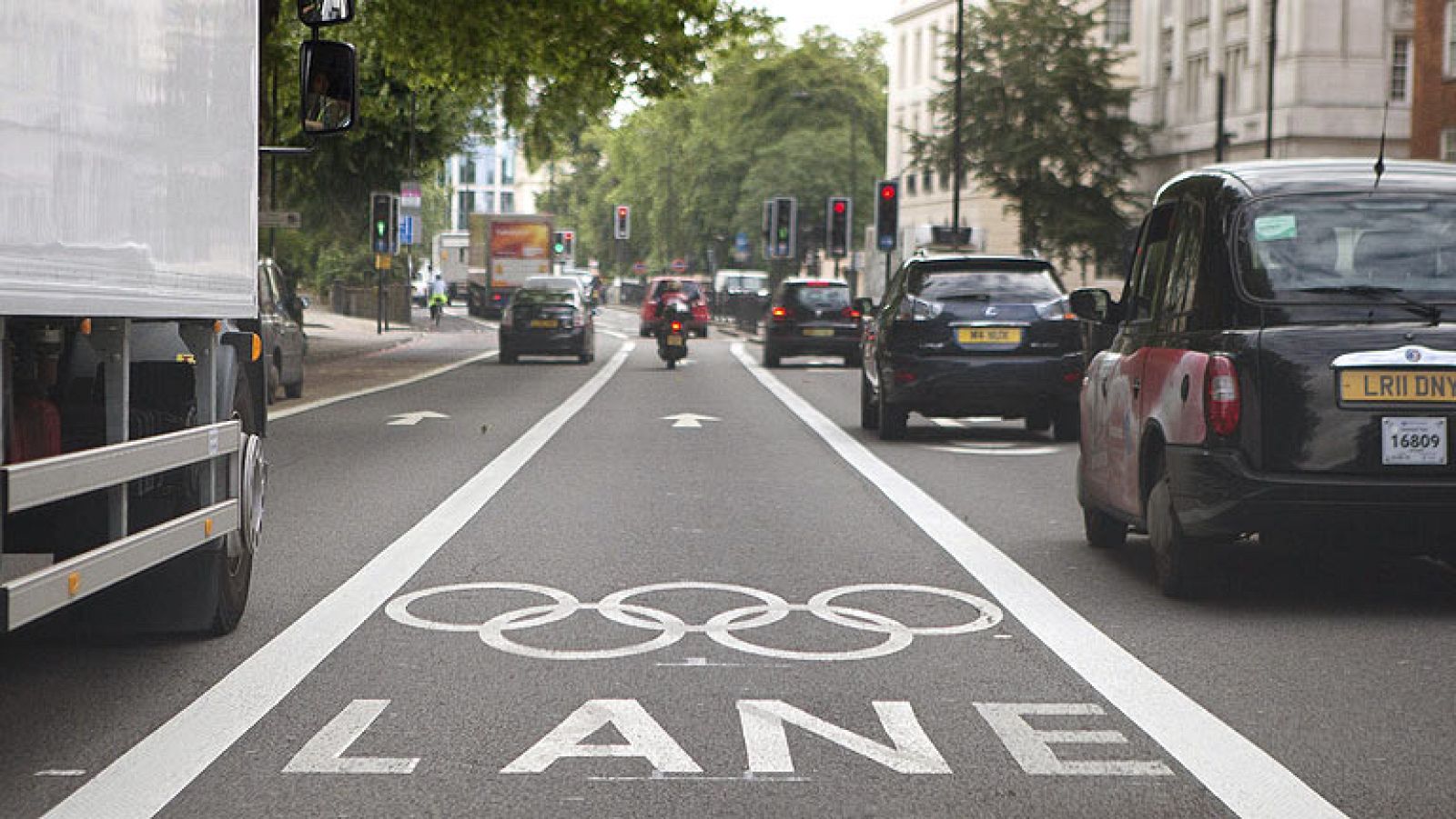 Un carril de uso exclusivo para la familia olímpica tratará de evitar uno de los mayores problemas de la capital inglesa, el tráfico. Está previsto que haya tres millones más de desplazamientos en la ciudad debido a la celebración de los Juegos.