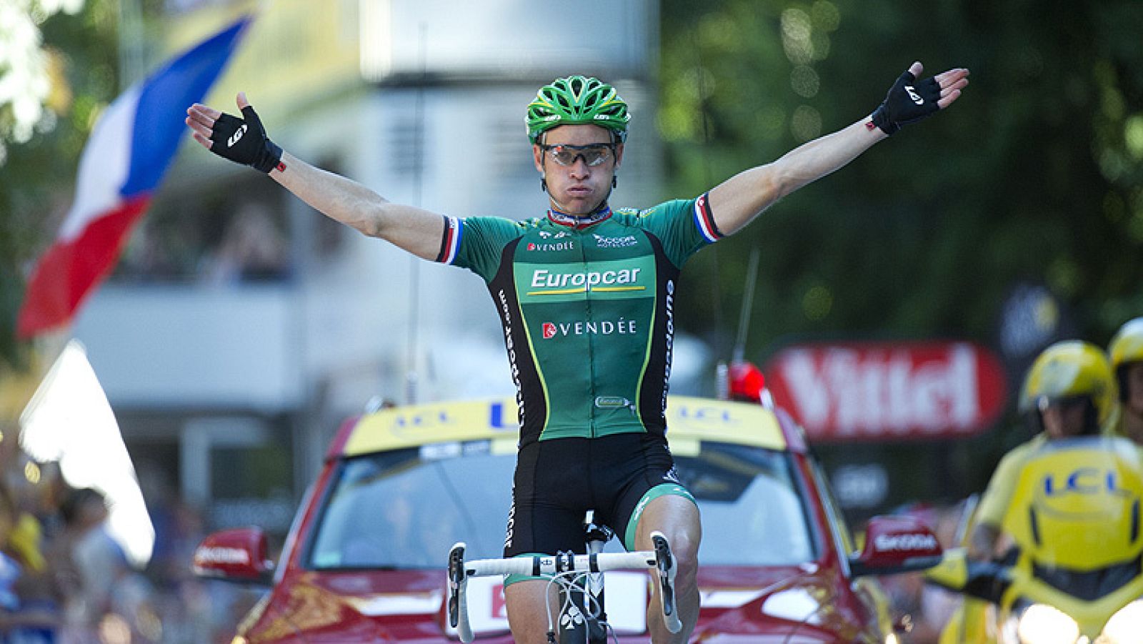 El francés Thomas Voeckler repitió triunfo en el Tour 2012, al imponerse en la decimosexta etapa disputada hoy entre Pau y Bagnères-de-Luchon, en la que el británico Bradley Wiggins (Sky) respondió a los ataques del italiano Vicenzo Nibali (Liquigas)